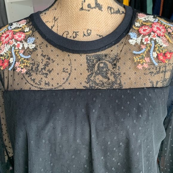 Chiffon black lace top with floral appliqué. - Picture 2 of 5